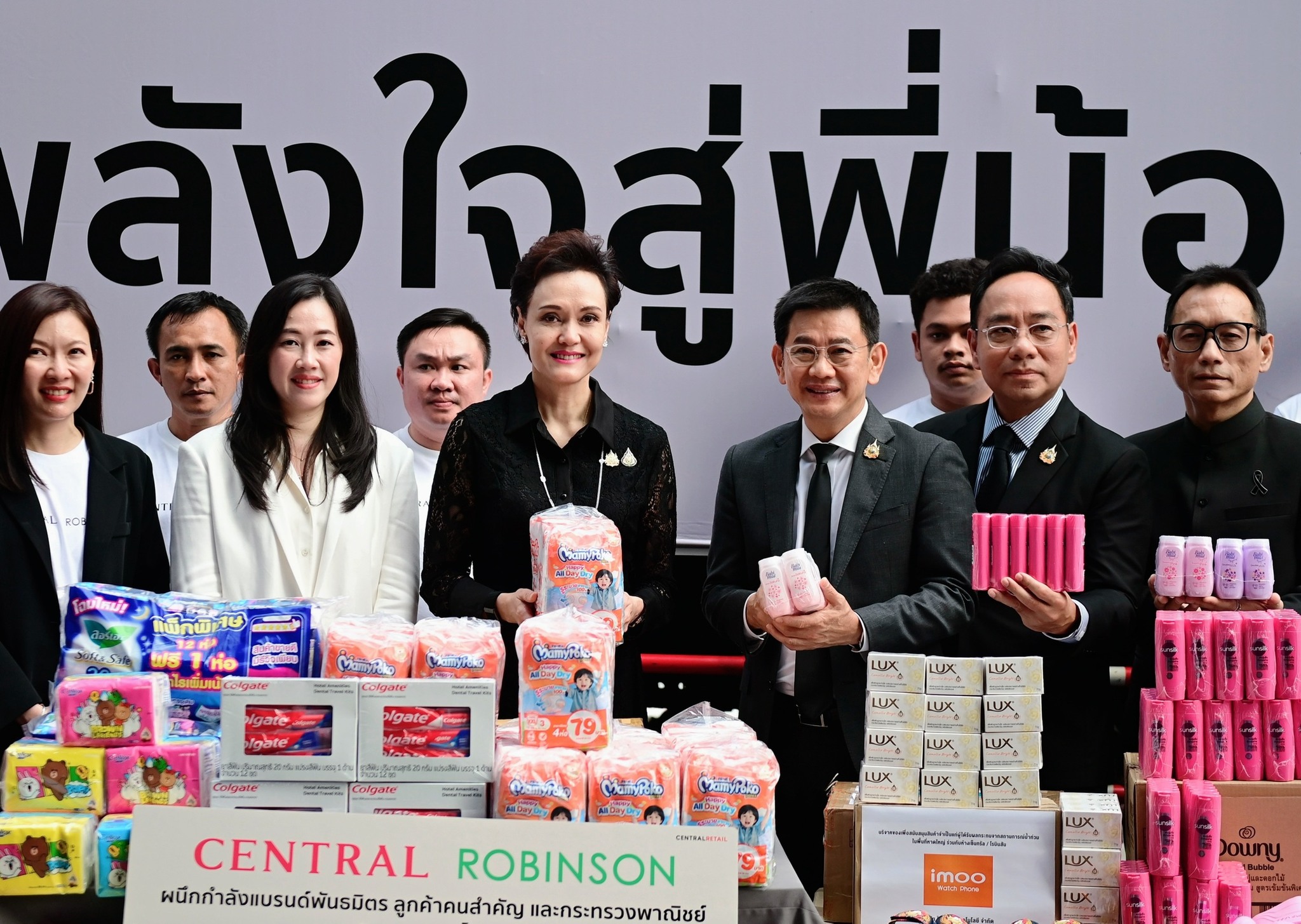 “พาณิชย์” รวมใจไทย ฟื้นแดนใต้ รับมอบสิ่งของบริจาคจากภาคเอกชน 19 ราย รวมกว่า 4.6 แสนชิ้น มูลค่ามากกว่า 26 ล้านบาท เร่งกระจายความช่วยเหลือสู่พื้นที่ฟื้นฟูจากอุทกภัย